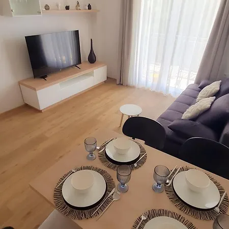 Morena - Charming Seaside Getaway 路次亚